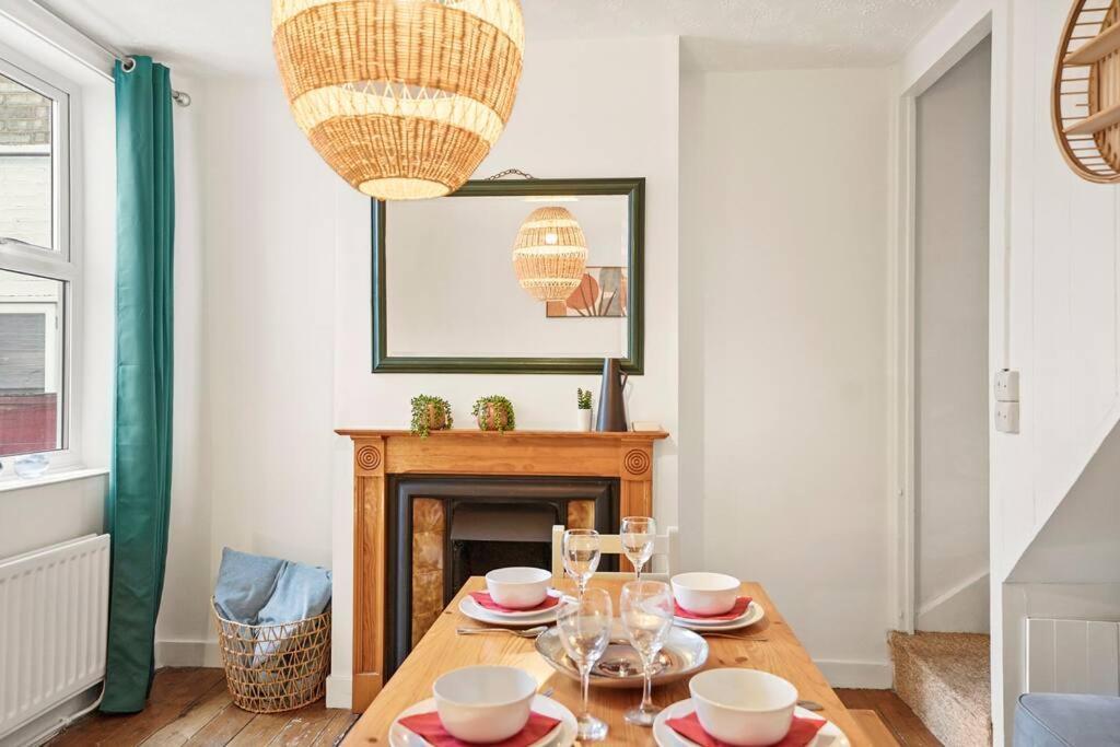 Aesthetic Cambridge Cottage Sleeps 5! Экстерьер фото