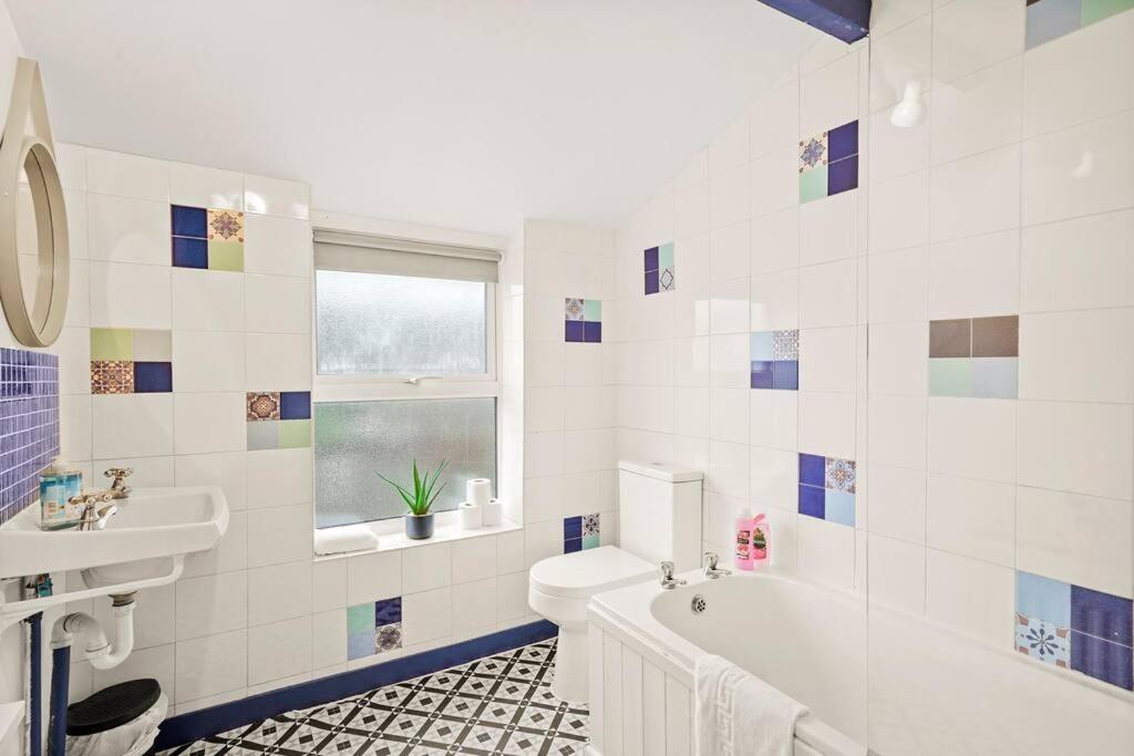 Aesthetic Cambridge Cottage Sleeps 5! Экстерьер фото